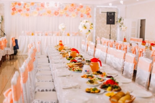 Oranžová svatební tabule a dekorace