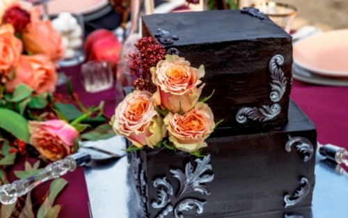 Černo-oranžový svatební dort