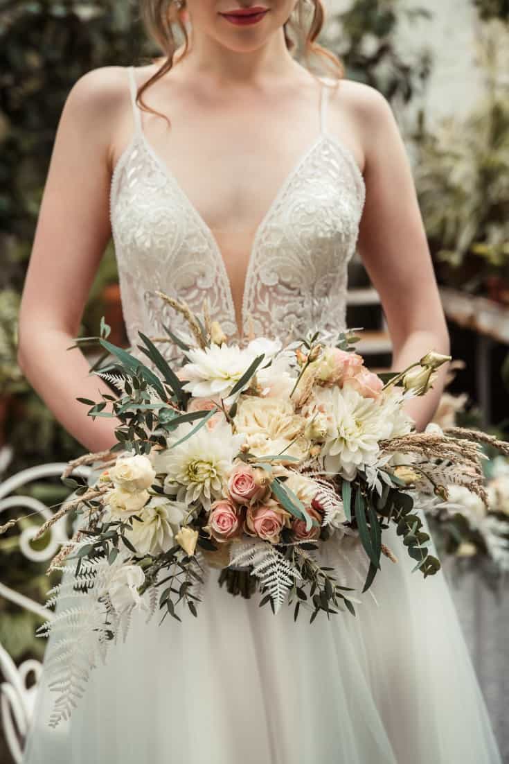 Boho svatební šaty a kytice
