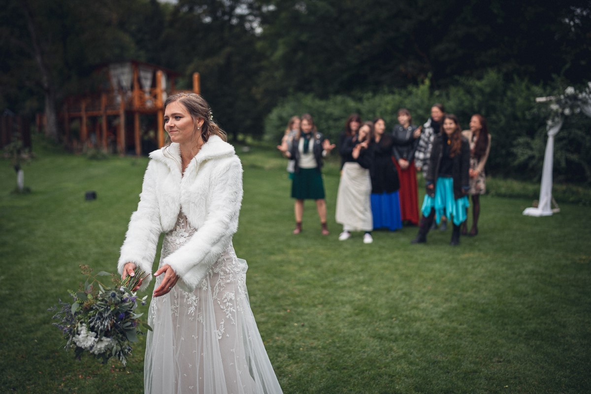 Házení svatební kytice: tradice + tipy pro nevěstu i chytající