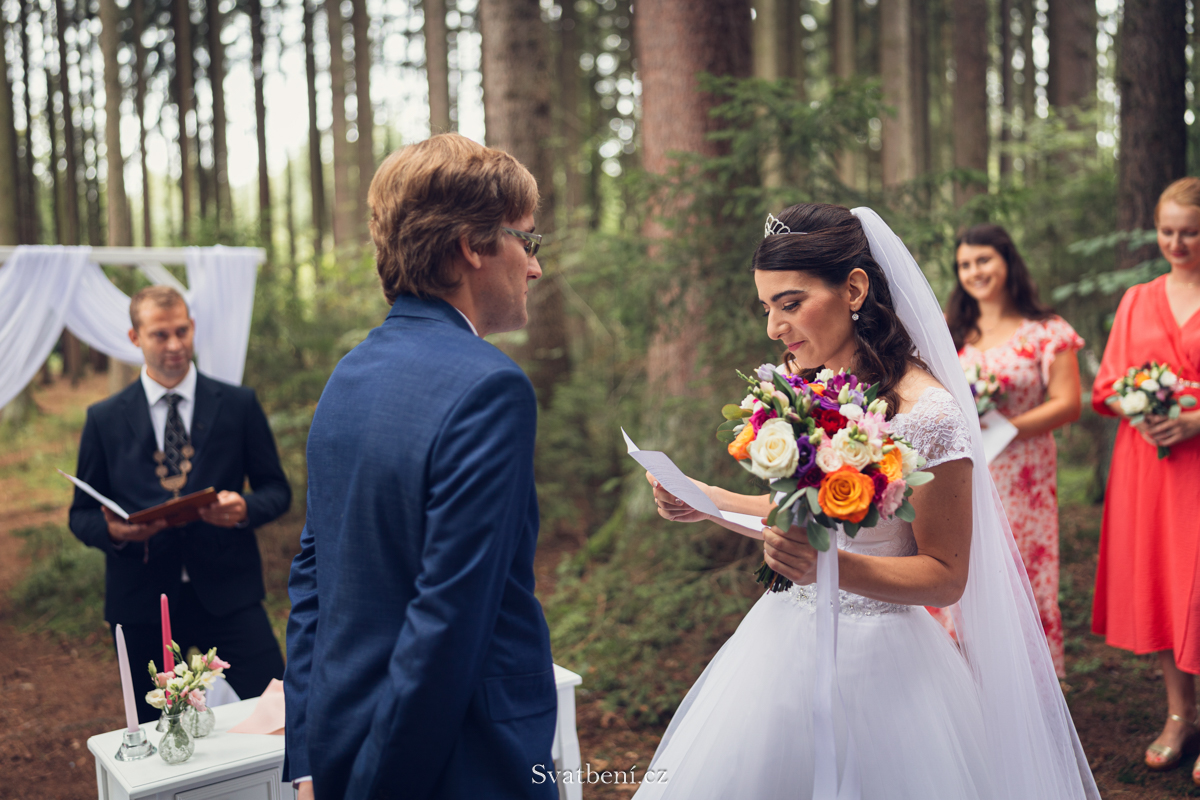 Jak probíhá svatební obřad: Svatba krok za krokem (co zařadit?)