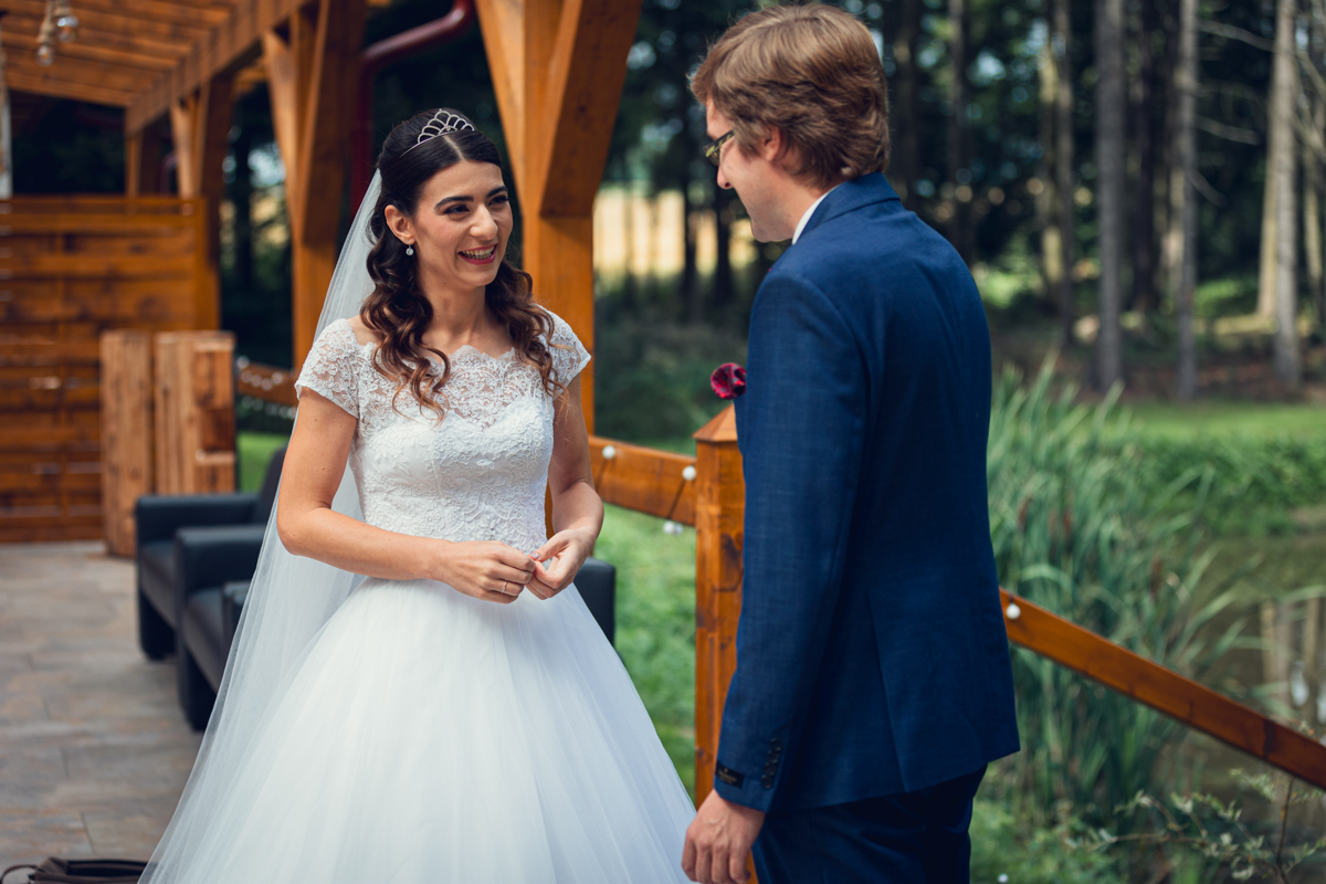 Proč nesmí ženich vidět nevěstu ve svatebních šatech?