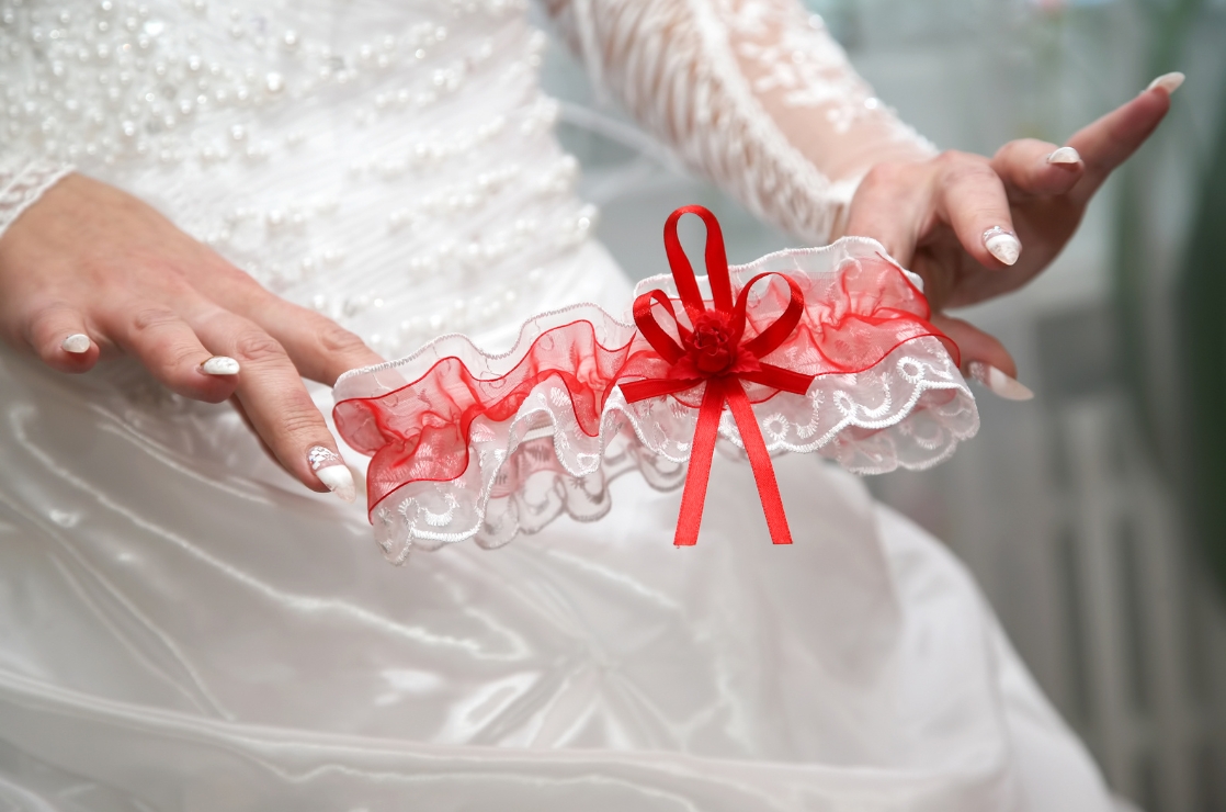 Proč se nosí svatební podvazek? Tradice, zvyky i temná historie