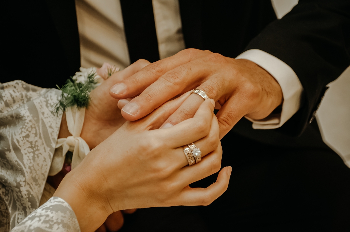 Snubní a zásnubní prsteny (jaký je mezi nimi rozdíl, kde se nosí a jak vybrat?)