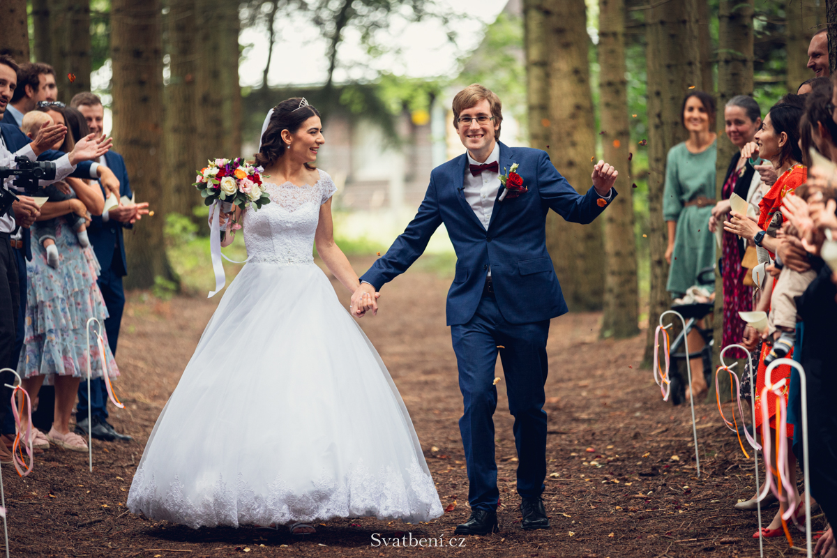 Svatba v lese: 13 tipů, jak naplánovat dokonalou lesní svatbu