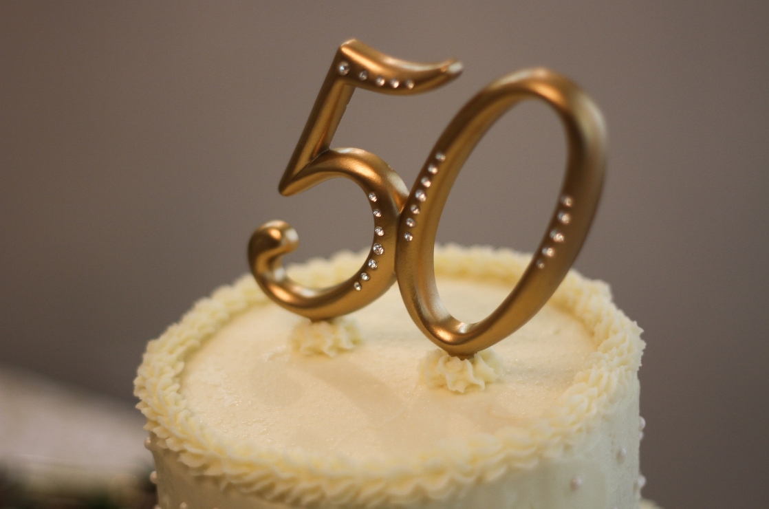 Zlatá svatba: tradice, zvyky + 17 tipů na dárek k 50. výročí